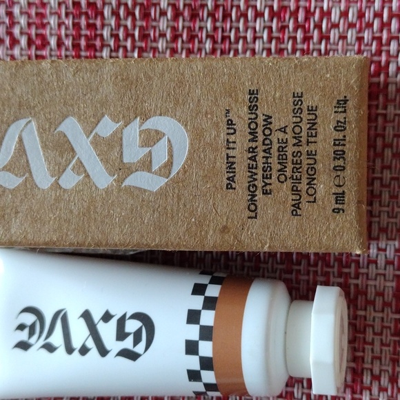 GXVE Longwear mouse Eyeshadow - Picture 3 of 3